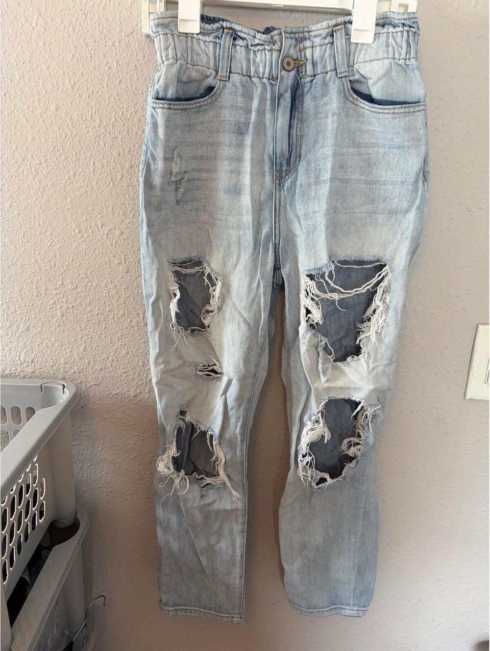 Kancan ligh wash distressed high waisted jeans size 5/26. Waist has some stretch